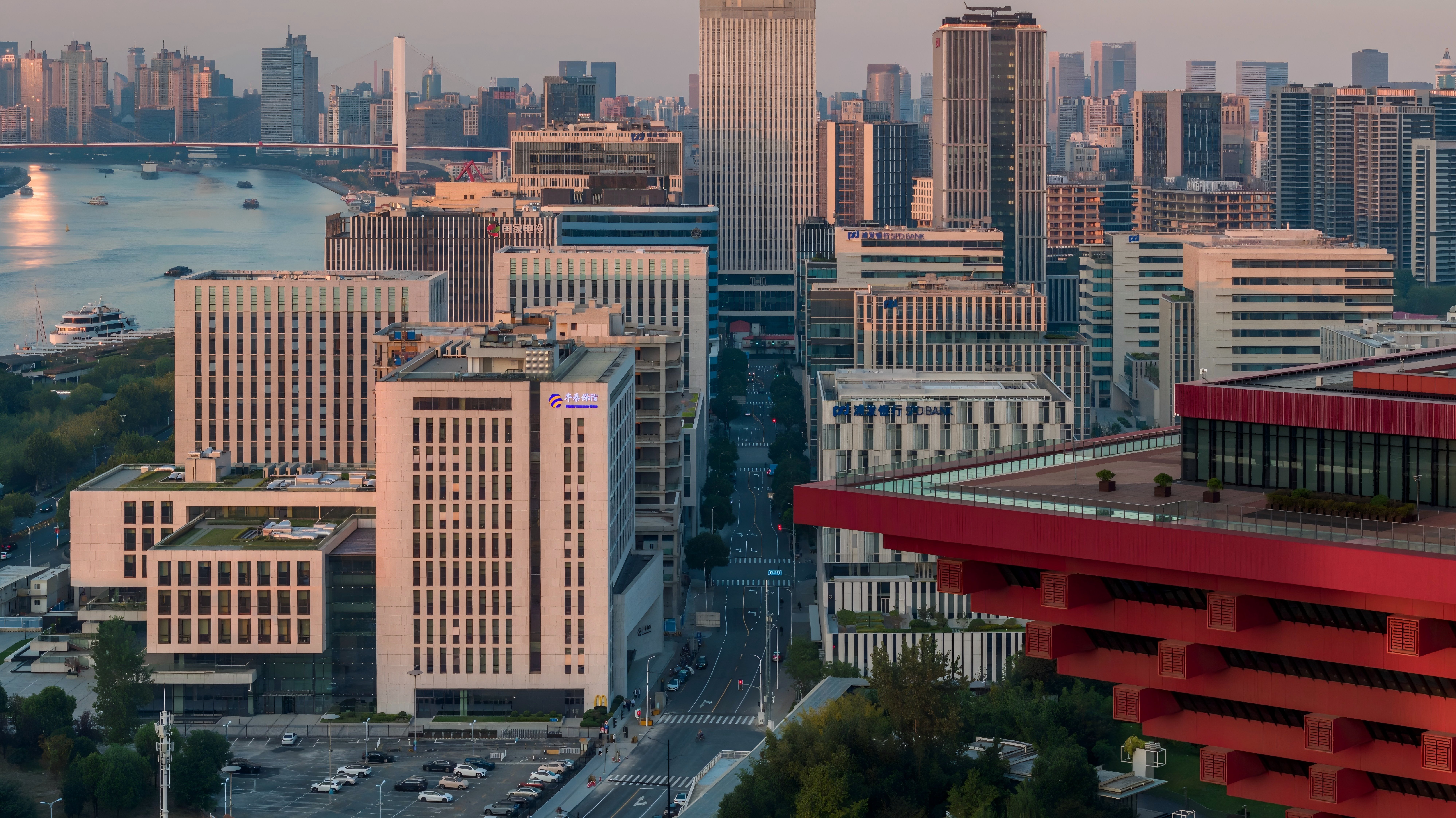 暗 华泰财险大厦外观2 黄浦江畔 剪裁(1).jpg