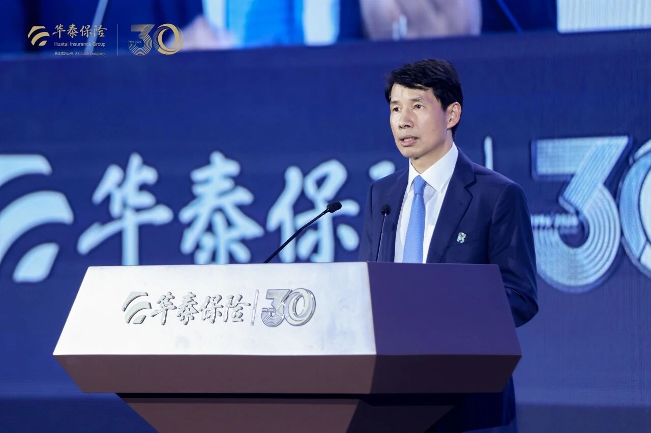 安达集团独立董事,知名经济学家春华资本集团创始人胡祖六发表主旨演讲.jpg